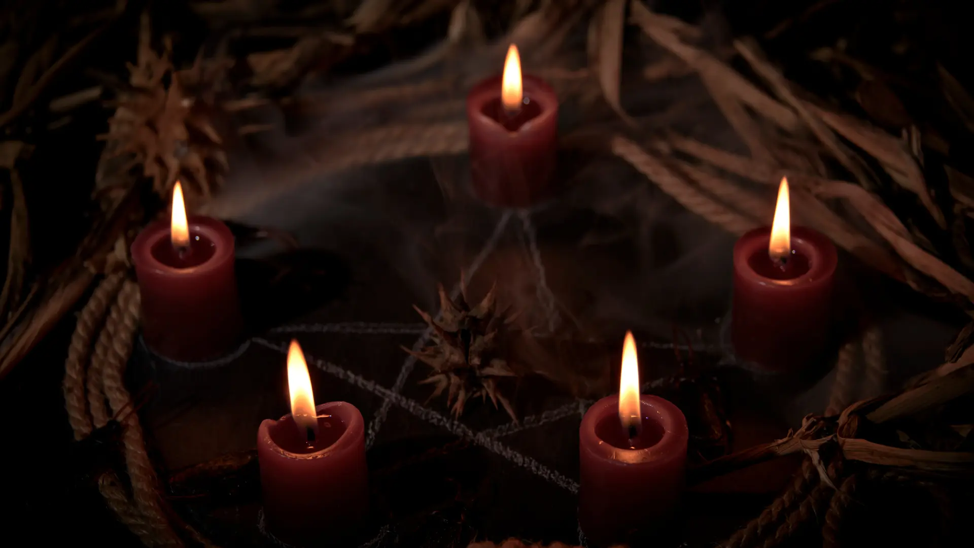 Altar de velas oscuras para limpieza de bloqueos energéticos